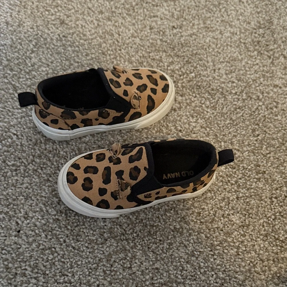 Kids Size 5 shoes. Disney, cat & jack, old navy - Picture 7 of 7